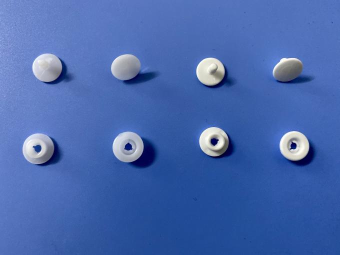 A cor branca 10mm 2 parte botões do rebite da pressão do plástico das pressões para o protetor de cara